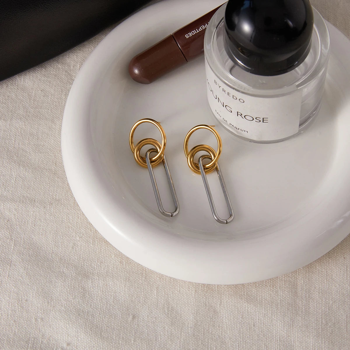 brinco elegante minimalista feminino ouro e prata