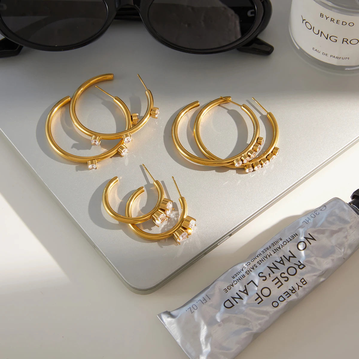 brinco elegante pequeno feminino ouro