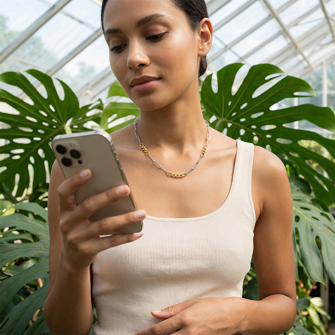 colar minimalista dourado