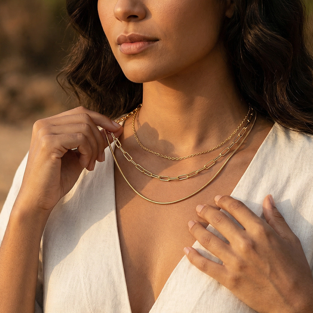 colar minimalista dourado feminino