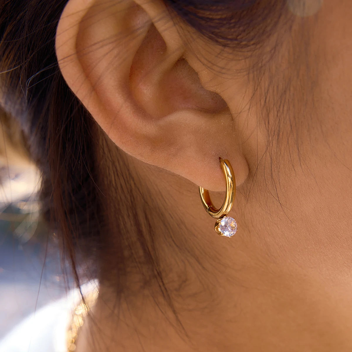 brinco ponto de luz feminino