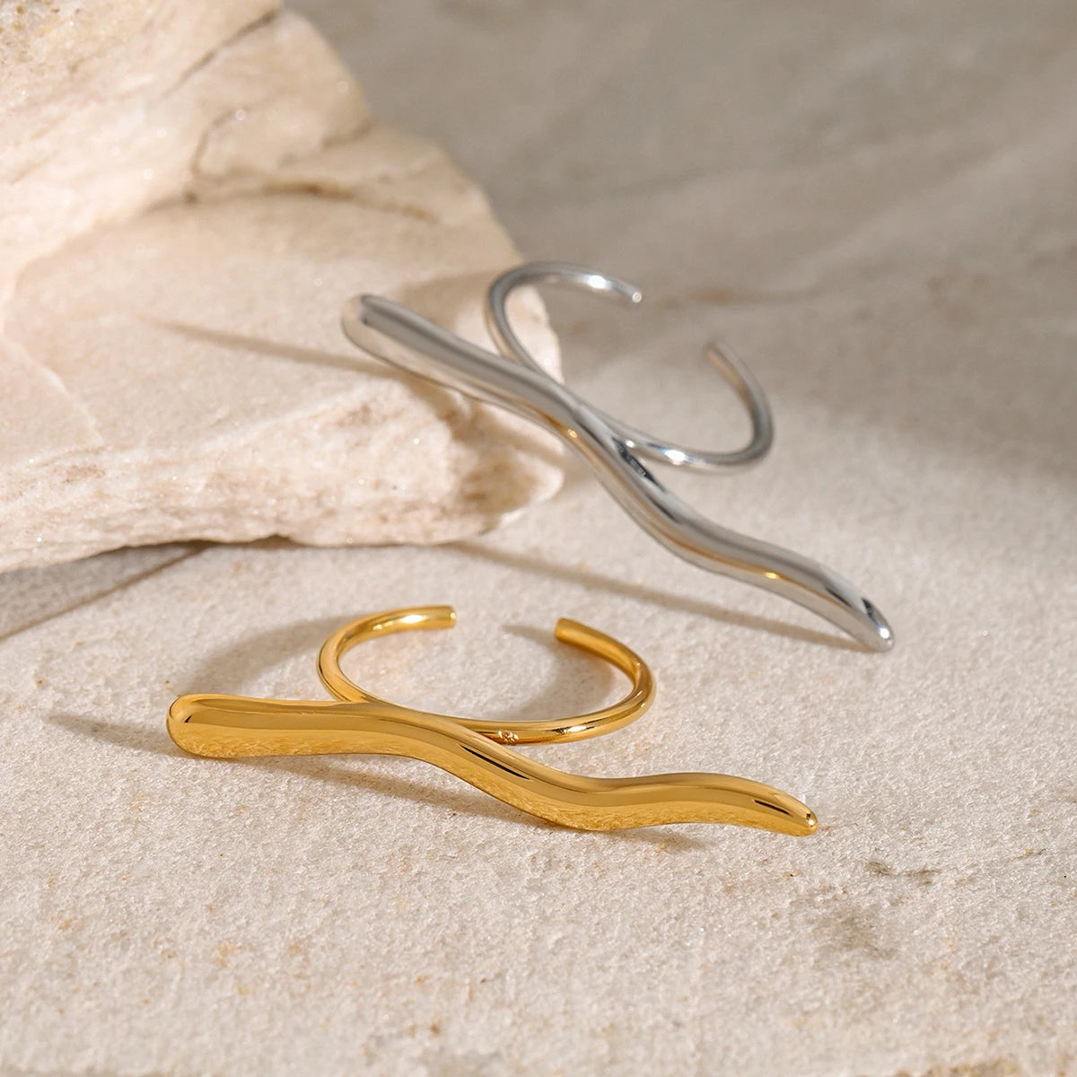 anel feminino minimalista em prata e ouro